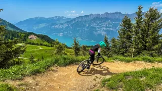 Themenbild Bikerberg Flumserberg - blau bis tiefschwarz